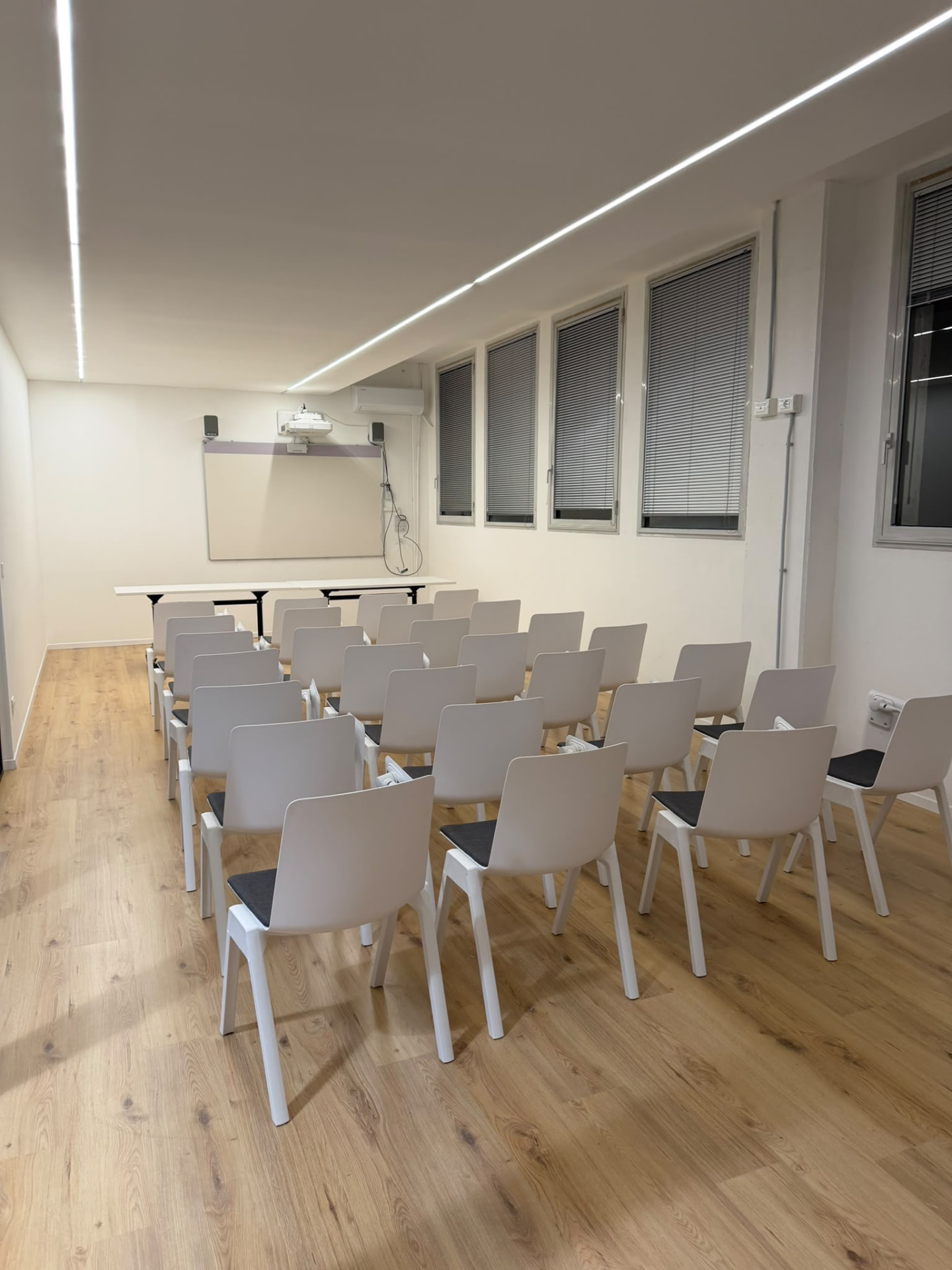 Sala polivalente allestita a platea con proiettore