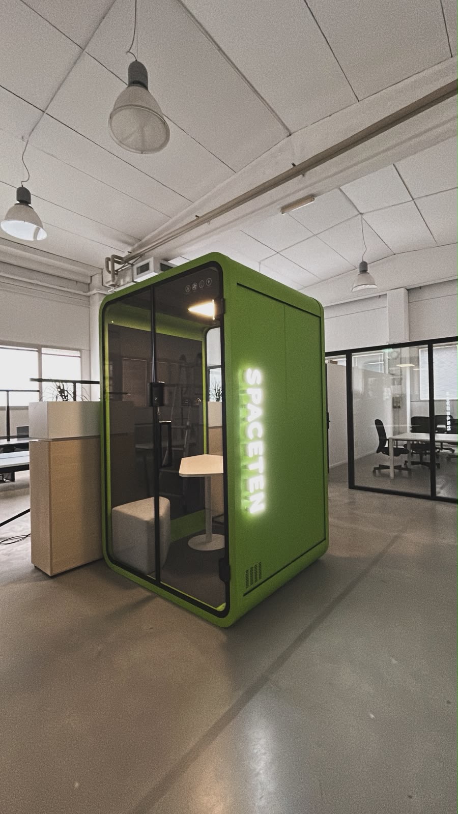Pod insonorizzato verde con insegna SPACETEN