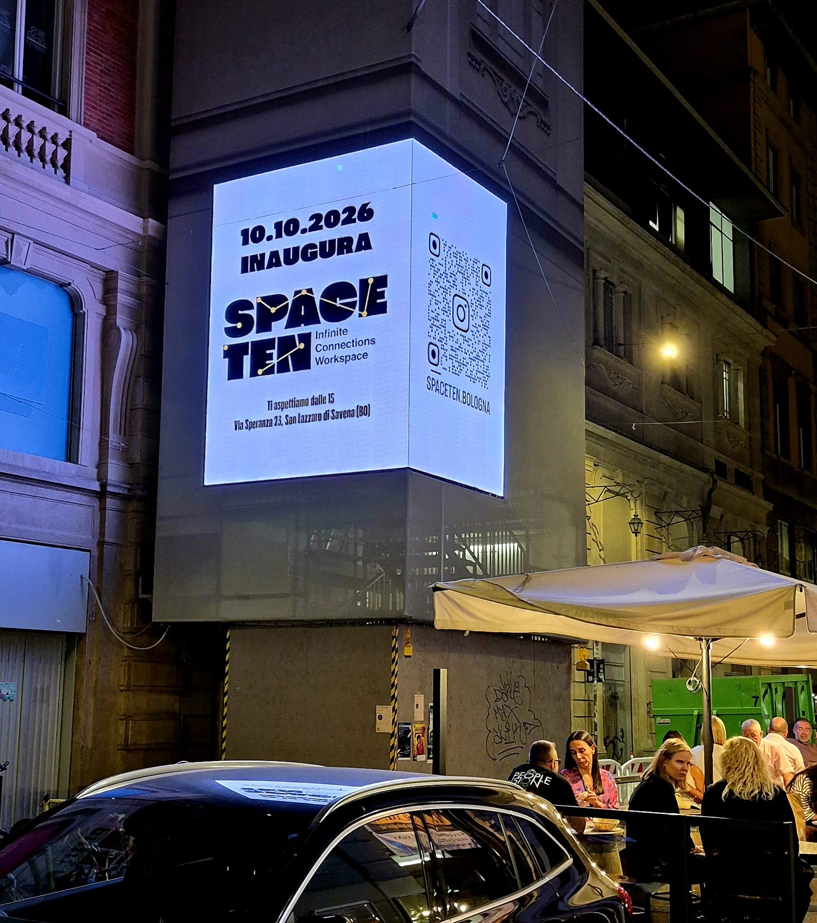 Maxischermo in centro a Bologna che annuncia l'inaugurazione di Spaceten il 10 ottobre 2026